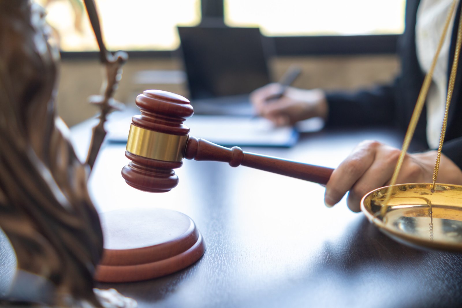 vecteezy_judge-holds-givel-wood-tapped-on-the-wooden-base-to-read_42639935